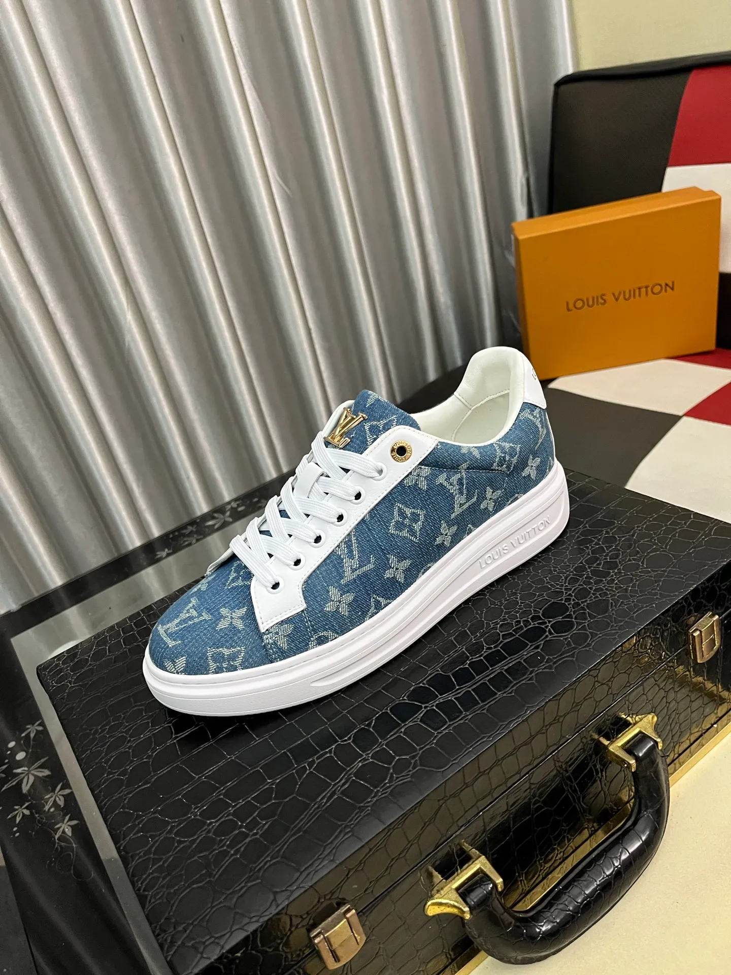 Men's shoes 💰400⌚️⌚️LV Louis Vuitton. The latest trendy casual shoes are popular in physical stores in sizes 38-44. New spring and summer comfortable imported custom original cowhide, unique jacquard fabric element design. Paired with sheepskin lining, Lv original bottom, [taiyang][taiyang] high-end packaging and high quality💪Details determine the quality, you can enter and leave the counter at will, welcome to compare🇮🇹
